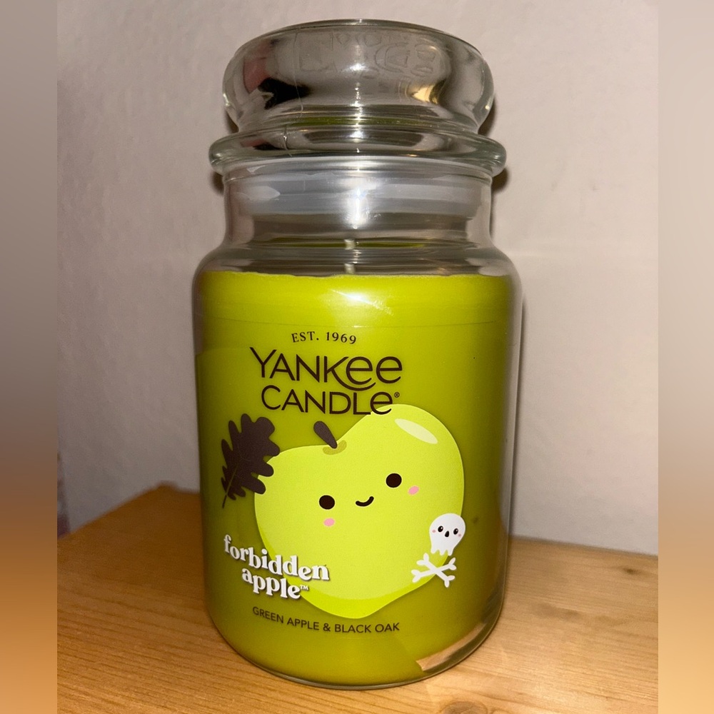 NWT Yankee Candle "Forbidden Apple" Green Apple Candle